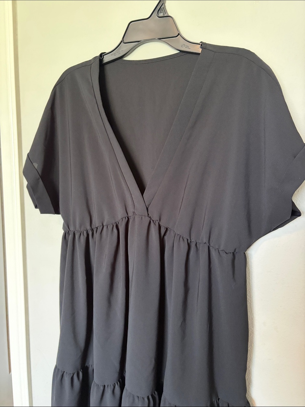 Women's V-Neck Tiered Short Sleeve Dress - Black